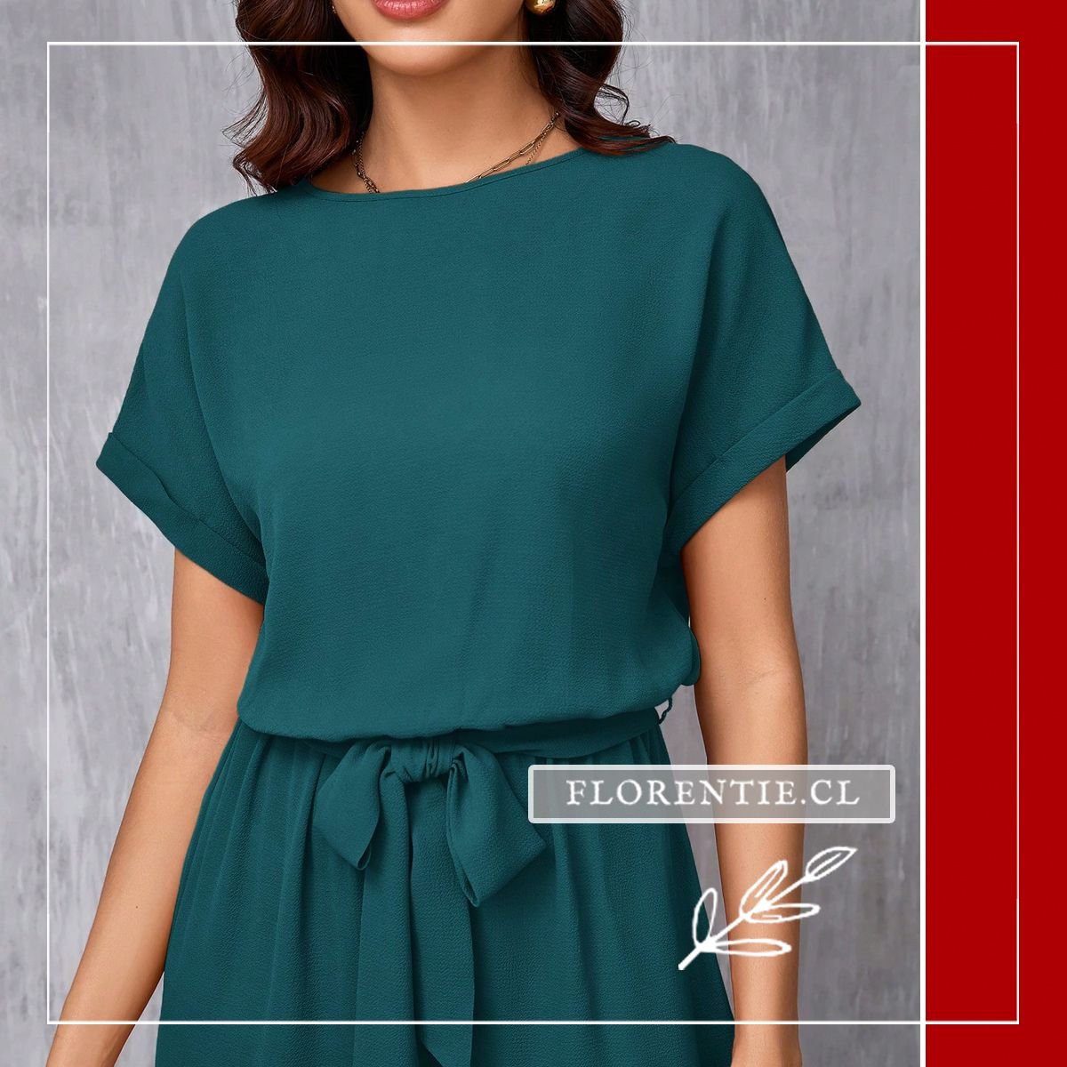 Close-up de mangas dolman cortas con doblez y cintura ajustable con lazo del mismo tejido en enterito verde esmeralda.