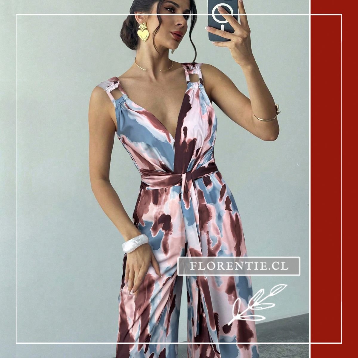 Selfie frontal de modelo luciendo enterito satinado con estampado acuarela rosa-teal-burdeos y cinturón lazo ajustable.