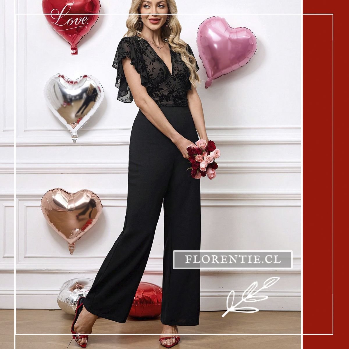 Mujer con enterito negro Dana sosteniendo ramo de flores, luciendo el top floral en terciopelo con mangas flutter y pantalón palazzo elasticado