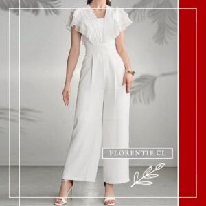 Vista frontal completa del enterito blanco con mangas mariposa y fajín drapeado ideal para novias de civil.