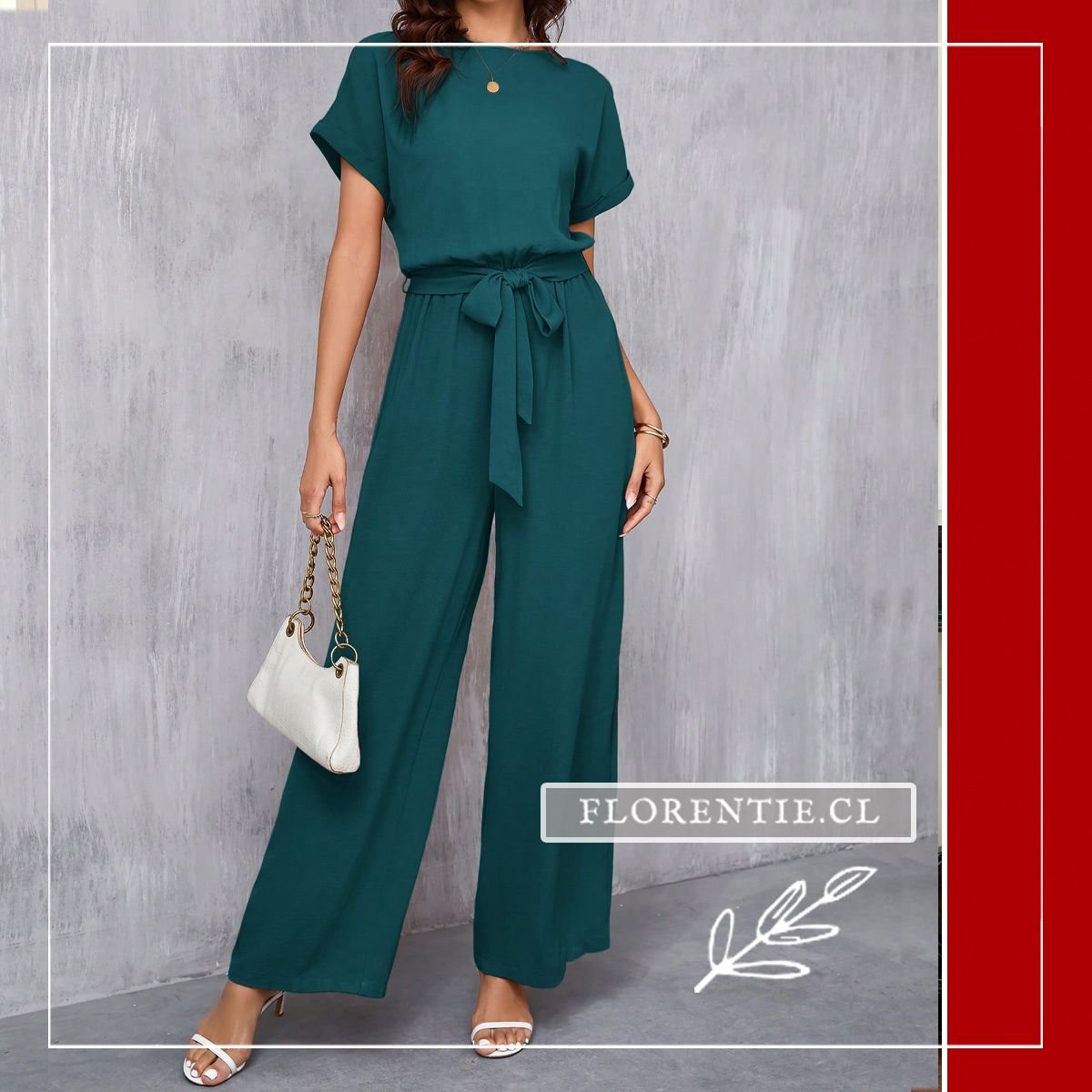 Vista lateral del enterito verde esmeralda mostrando el corte suelto y cómodo con pantalón wide leg.