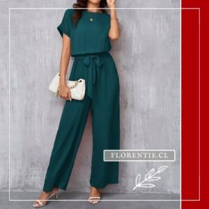 Modelo con enterito verde semi-formal y bolso blanco mostrando styling para oficina y eventos diurnos.