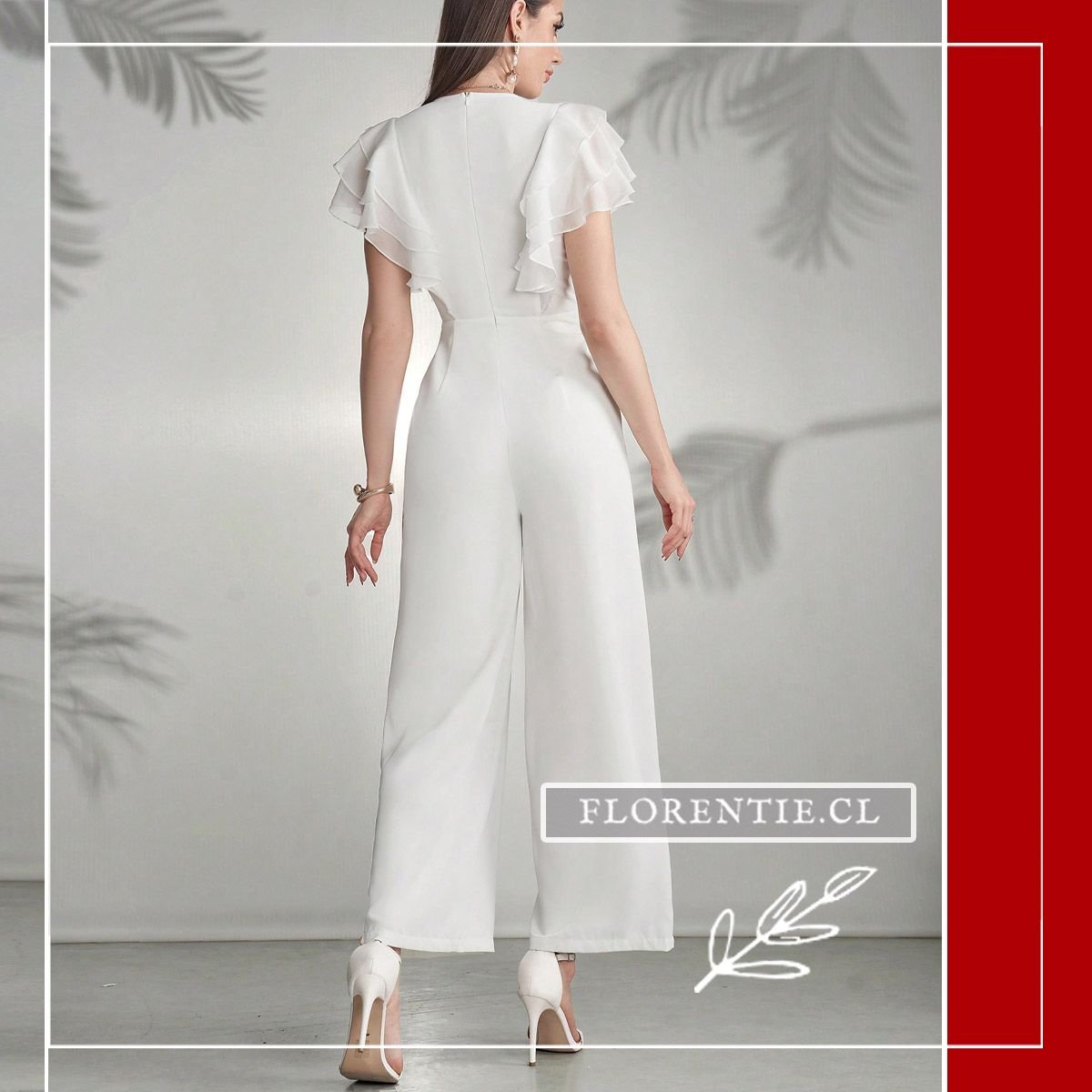 Vista posterior mostrando la espalda limpia con cierre invisible y caída fluida del pantalón palazzo blanco.