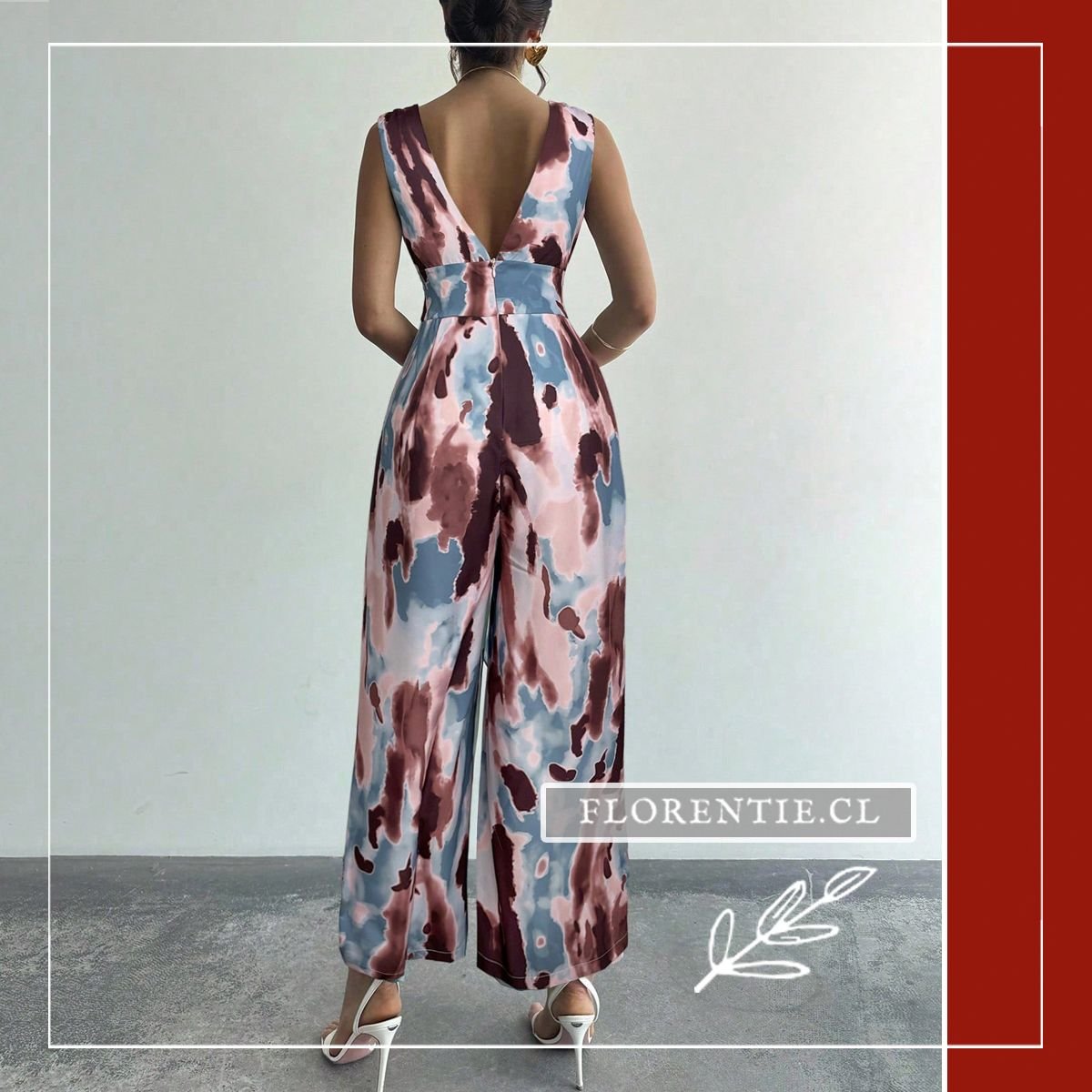 Vista posterior completa mostrando la espalda del enterito estampado con pantalón palazzo y caída fluida.