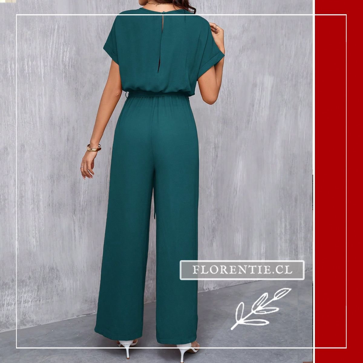 Vista posterior mostrando la abertura tipo keyhole (ojo de cerradura) con cierre de botón del enterito verde.