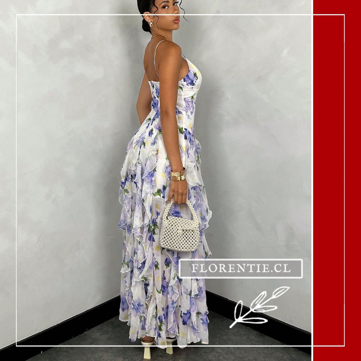 Vista lateral-posterior del vestido floral morado/lila mostrando los tirantes finos ajustables, la espalda descubierta y el volumen escalonado de los vuelos en gasa traslúcida.