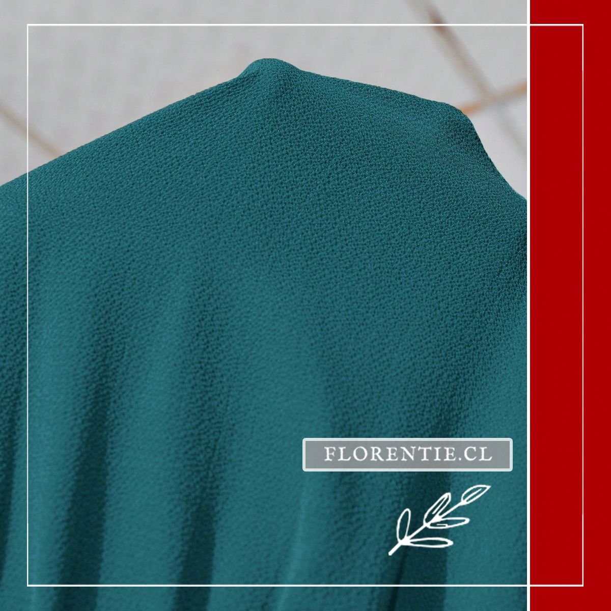 Close-up de la textura del tejido de crepé texturizado verde esmeralda con caída pesada del enterito Chelsea.