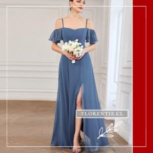 Modelo de frente sosteniendo un ramo, mostrando el vestido tono azul pizarra (slate) ideal para invitadas de día.