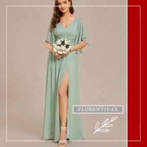 Vista frontal completa destacando el corte imperio y la faja drapeado en la cintura.