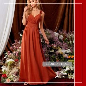 Modelo posando con el vestido terracota, destacando el estilo bohemio y la caída de la falda.