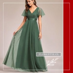 Modelo caminando con el vestido verde sage, mostrando el movimiento fluido de la tela para eventos al aire libre.