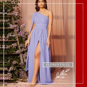 Modelo caminando con el vestido lavanda, destacando el vuelo de la falda y la elegancia de la capa larga.