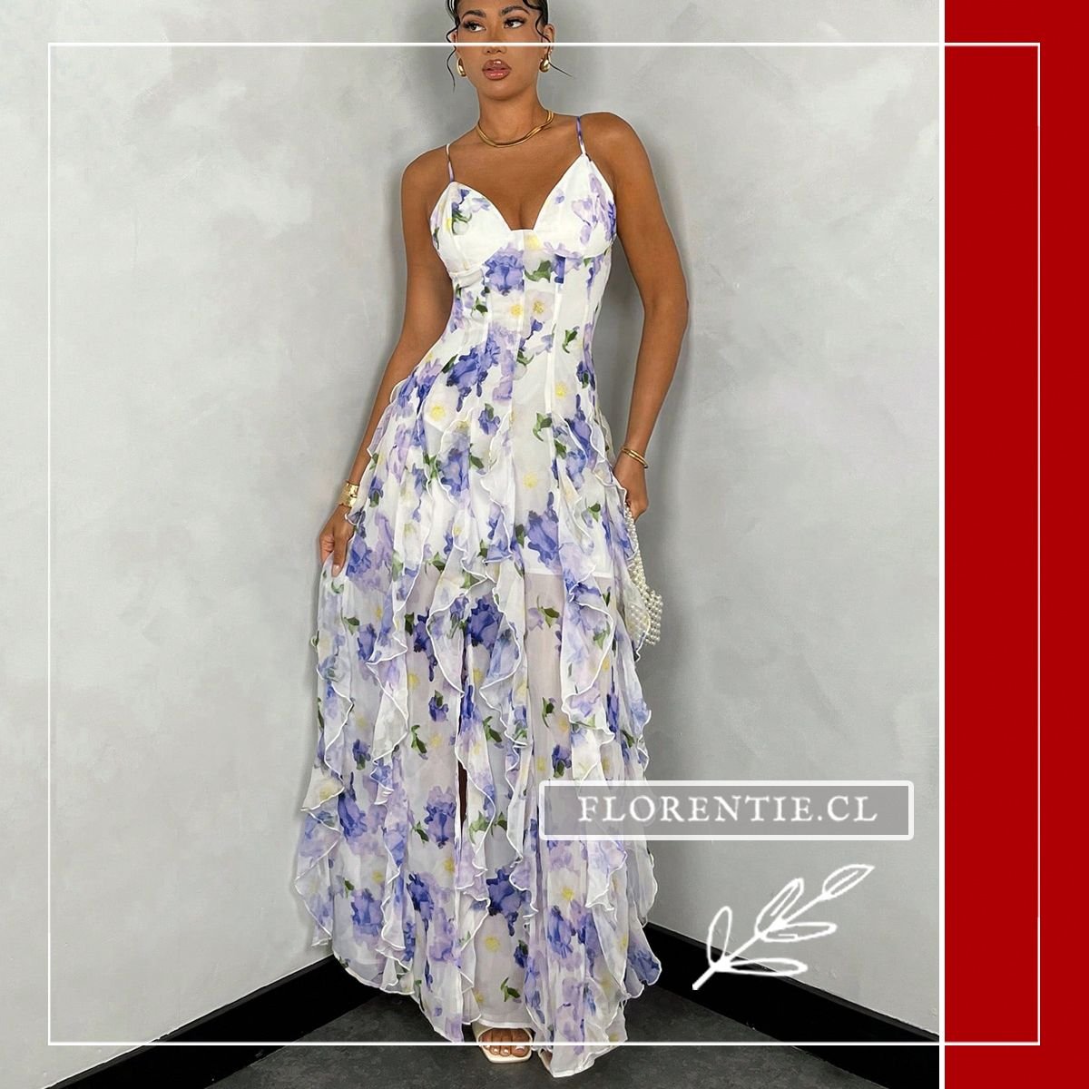 Modelo luciendo vestido maxi de gasa con estampado botánico en acuarela morada, escote corazón con copas estructuradas y amplia falda de vuelos, con clutch de perlas.