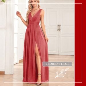 Modelo posando de frente con una mano en la falda, destacando la elegancia del vestido para eventos formales.