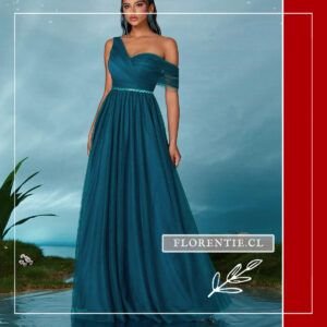 Modelo luciendo el vestido de gala de tul verde azul petróleo, destacando el ajuste en la cintura con brillos.