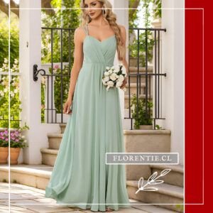 Modelo sosteniendo un ramo de flores blancas con vestido largo de gasa color verde menta y tirantes finos.