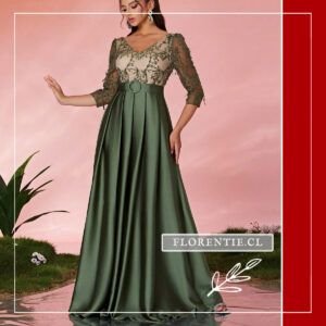 Modelo luciendo el vestido verde con mangas 3/4 y cinturón con hebilla forrada.