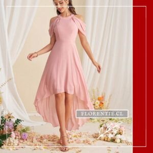 Vista frontal de la modelo sonriendo con el vestido rosa de hombros caídos y falda con vuelo.