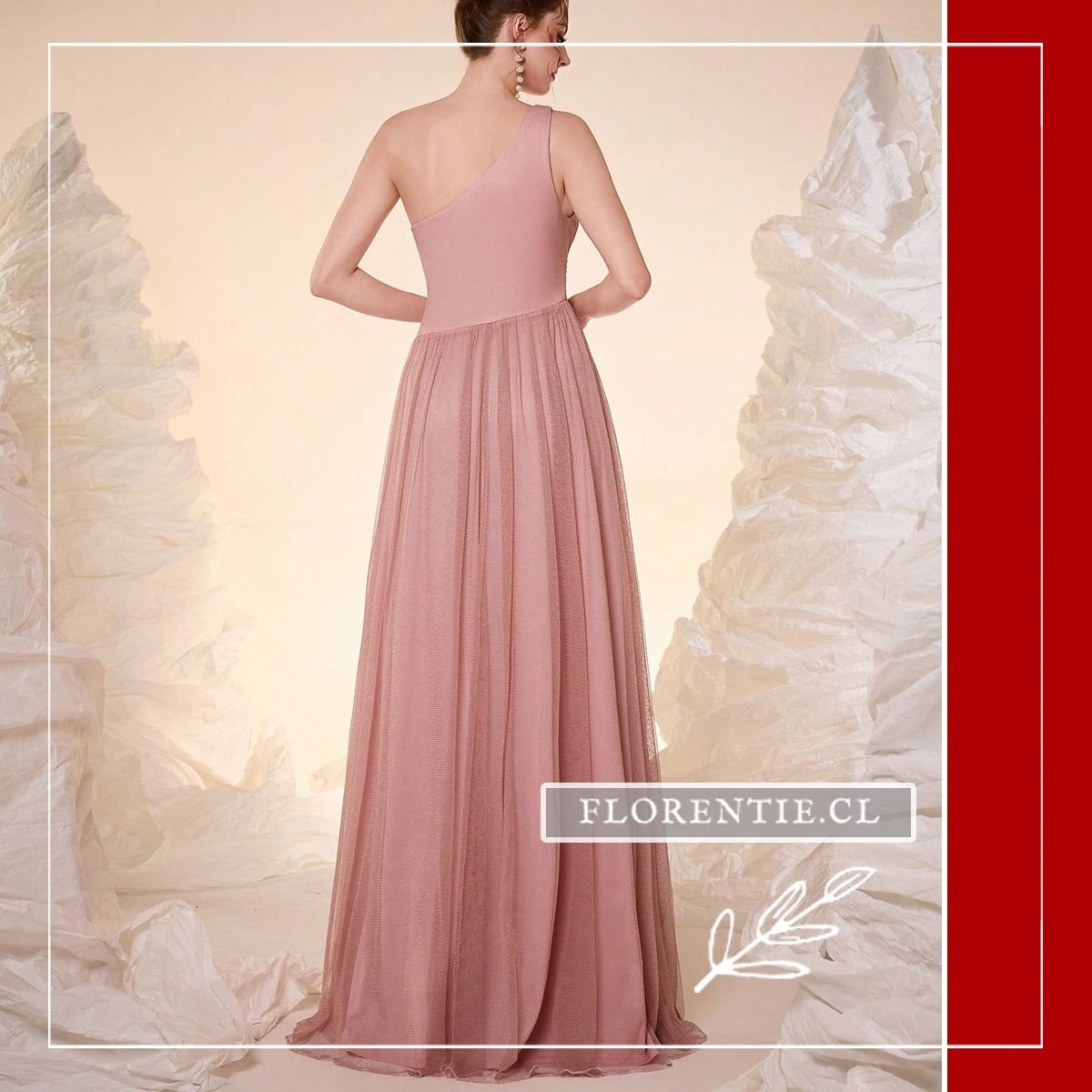 Vista posterior del vestido rosa malva destacando el diseño asimétrico de la espalda.