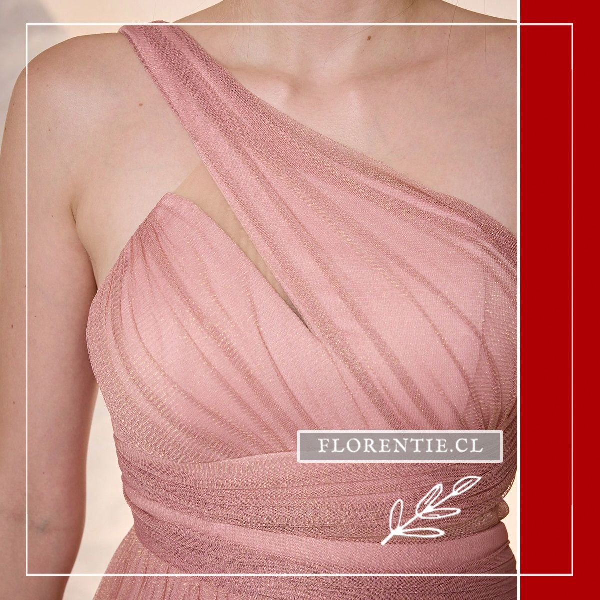 Primer plano del tirante y la parte superior del vestido rosa con destellos brillantes.