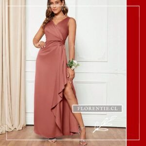 Modelo luciendo vestido rosa palo satinado ideal para cortejo nupcial en eventos de tarde-noche.