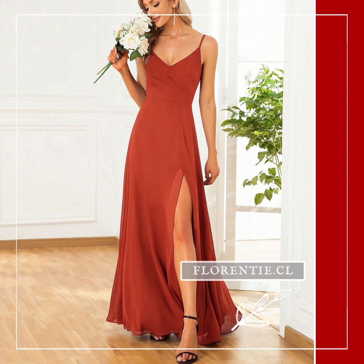 Modelo con ramo de flores luciendo vestido terracota en gasa mate con drapeado cruzado y tirantes spaghetti.