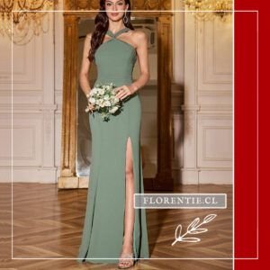 Modelo con ramo sosteniendo vestido largo verde salvia de cuello halter cruzado con nudo y hombros descubiertos.