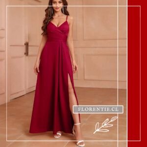 Modelo luciendo vestido rojo italiano satinado con abertura lateral profunda y caída fluida en la falda.