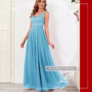 Vista frontal completa del vestido celeste de tul con cuerpo bordado en lentejuelas y falda en línea A.