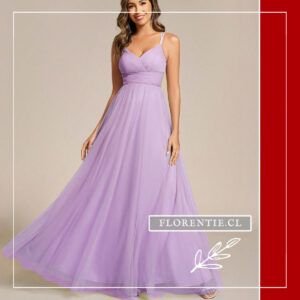 Modelo luciendo vestido lavanda/lila con escote V plisado, perfecto para bodas románticas.