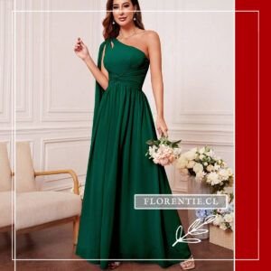 Modelo con ramo luciendo vestido verde esmeralda de corte estatuario ideal para eventos nocturnos formales.